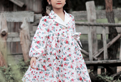 Váy hoa trắng cổ Vest