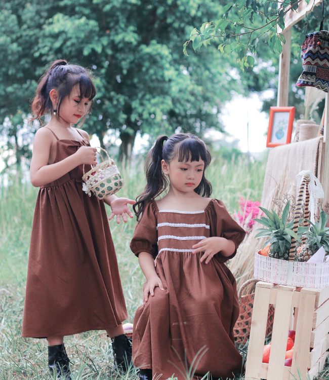 Váy nâu tay lỡ phối ren