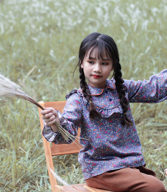 Áo sơ mi viền cổ hoa xanh