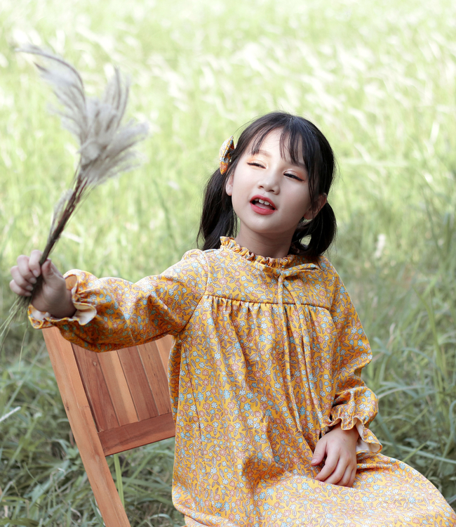 Váy hoa vàng cổ bèo