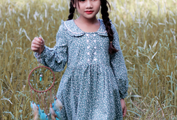 Váy hoa xanh lá cổ bèo