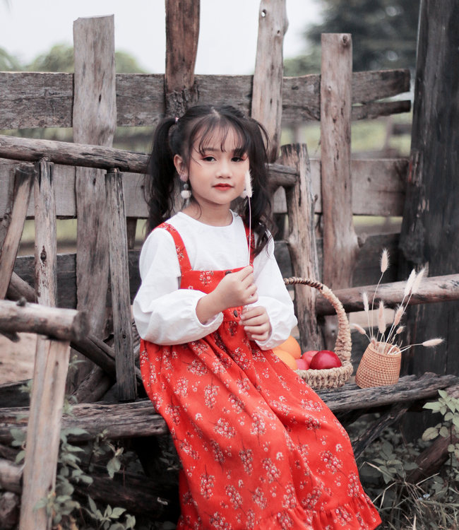Set váy yếm hoa cam áo trắng