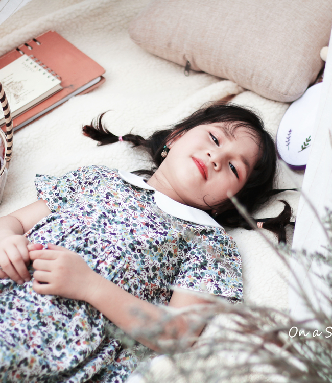 Váy họa tiết quả phối cổ trắng