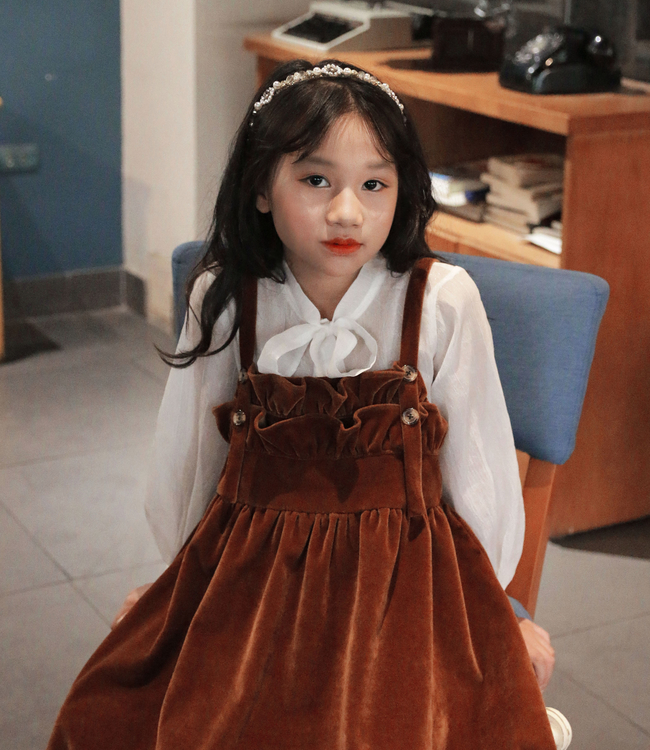 Set váy yếm nhung nâu + áo trắng cổ nơ