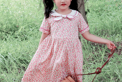 Váy  hoa hồng cổ nơ trắng
