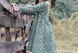 Váy hoa xanh cổ trắng