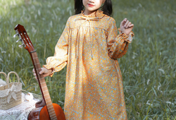 Váy hoa vàng cổ bèo