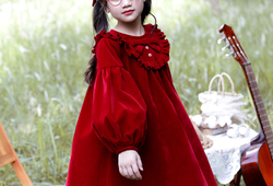 Váy nhung đỏ bèo ngực kèm nơ