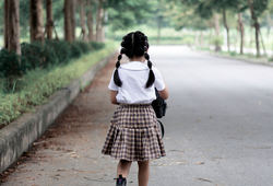 Set áo trắng + chân váy kẻ