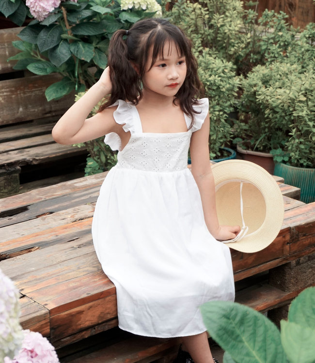 Váy trắng nơ lưng, phối ngực thêu