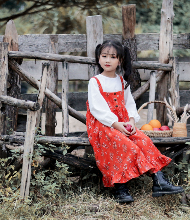 Set váy yếm hoa cam áo trắng