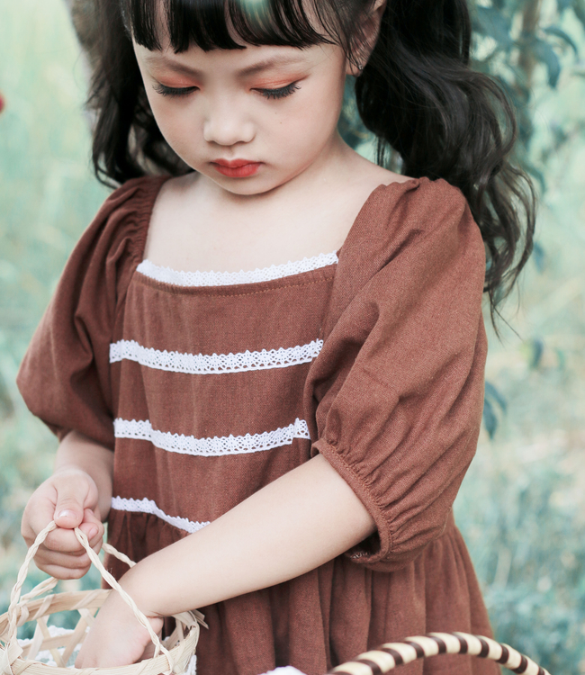 Váy nâu tay lỡ phối ren