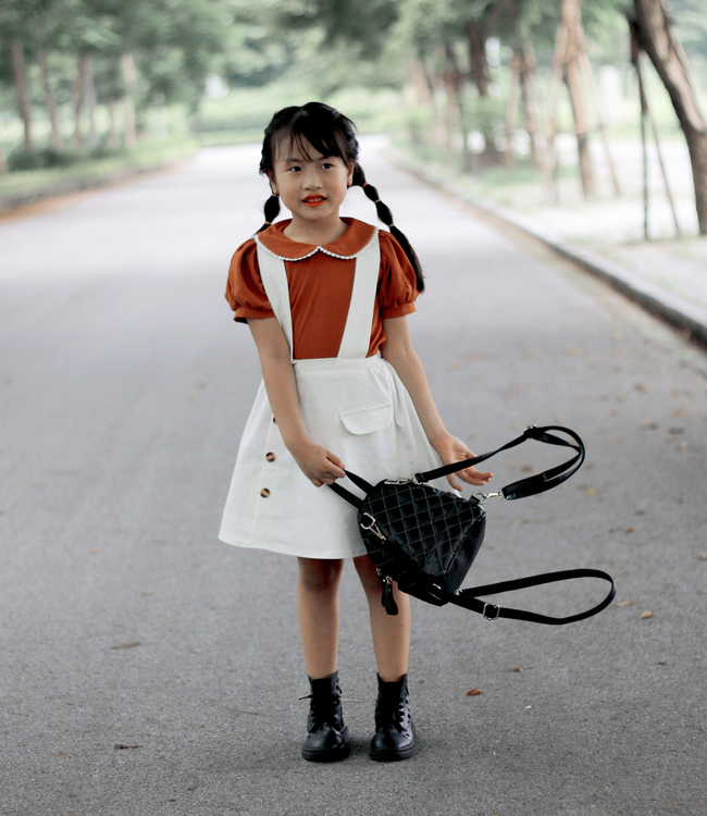 Set áo cam nâu + chân váy yếm trắng