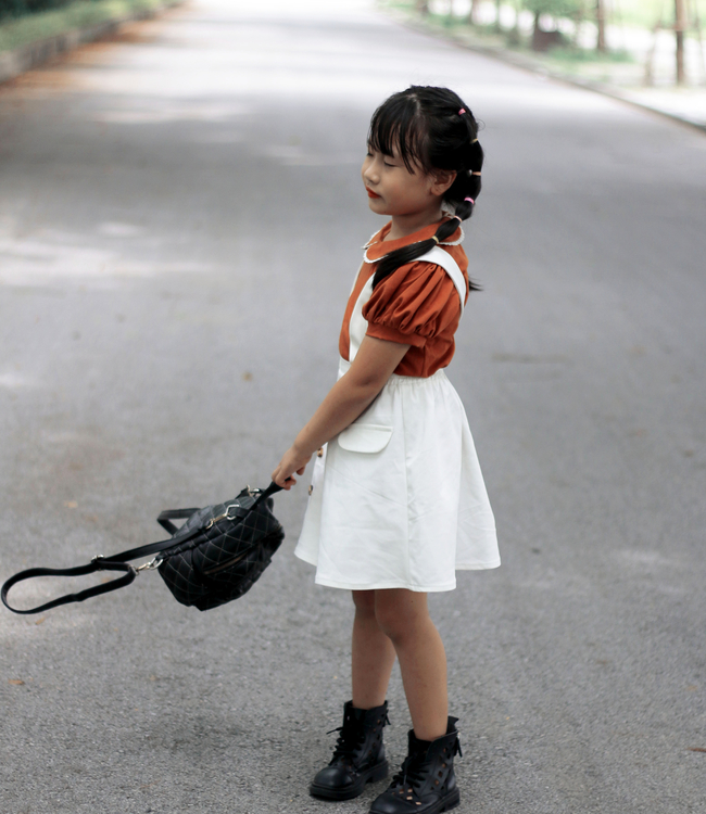 Set áo cam nâu + chân váy yếm trắng