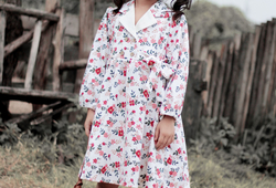 Váy hoa trắng cổ Vest