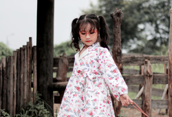 Váy hoa trắng cổ Vest