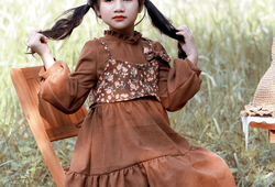 Váy nâu phối áo yếm hoa