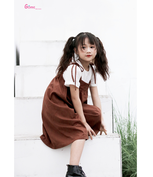 Set váy yếm nâu + áo trắng