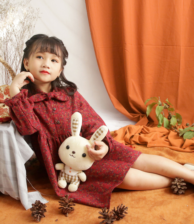 Váy hoa đỏ nơ cổ