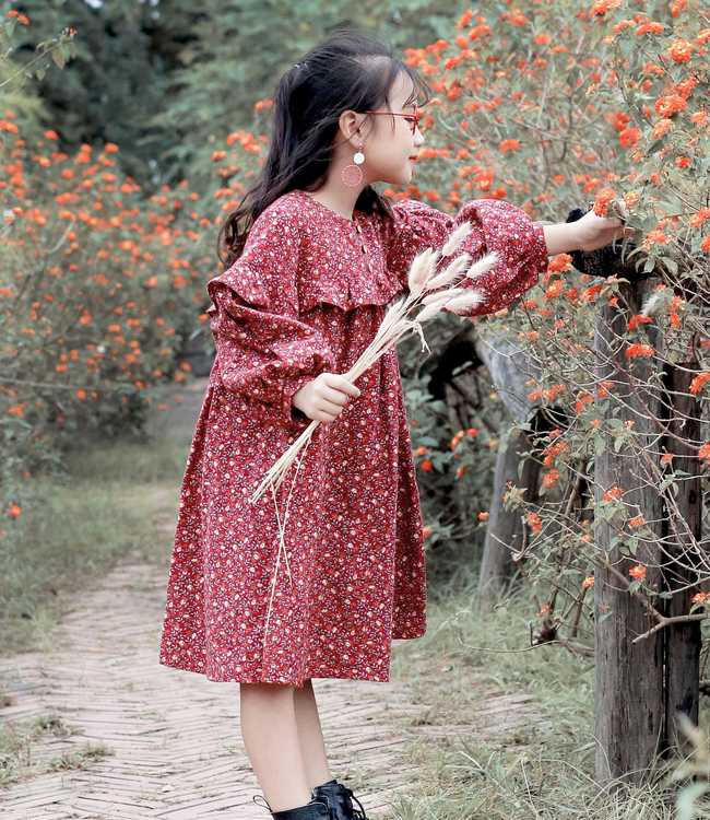 Váy hoa đỏ bèo ngực