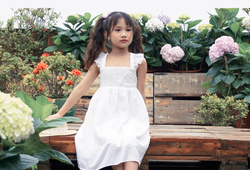 Váy trắng nơ lưng, phối ngực thêu