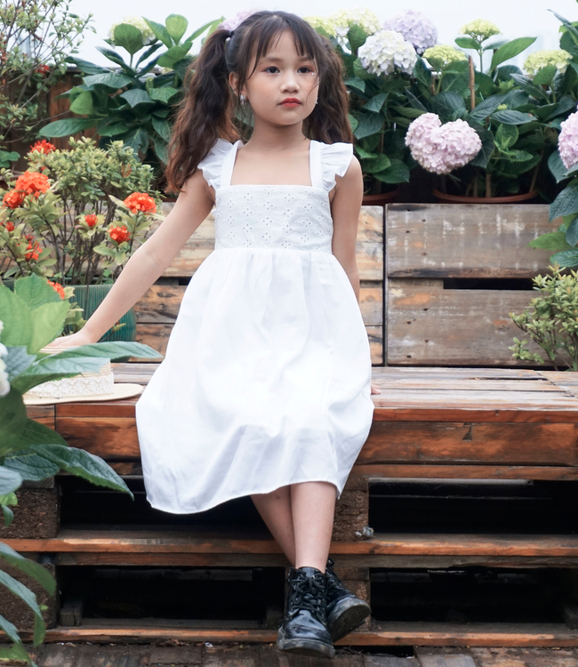 Váy trắng nơ lưng, phối ngực thêu