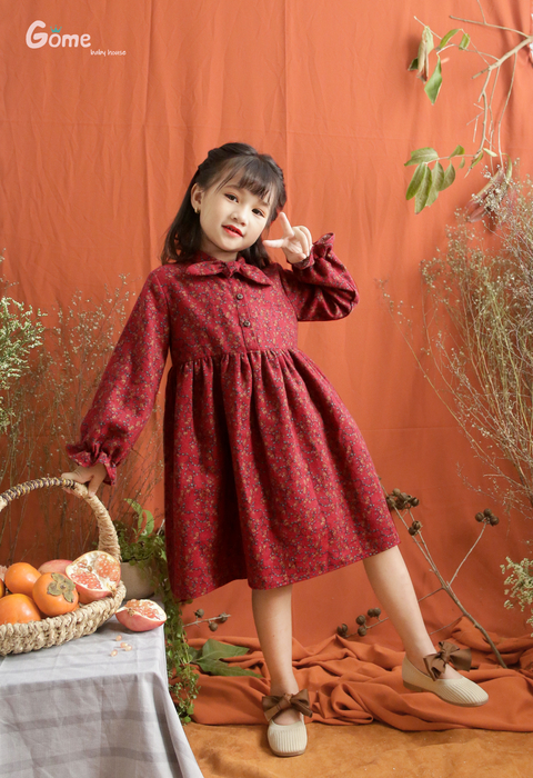 Váy hoa đỏ nơ cổ