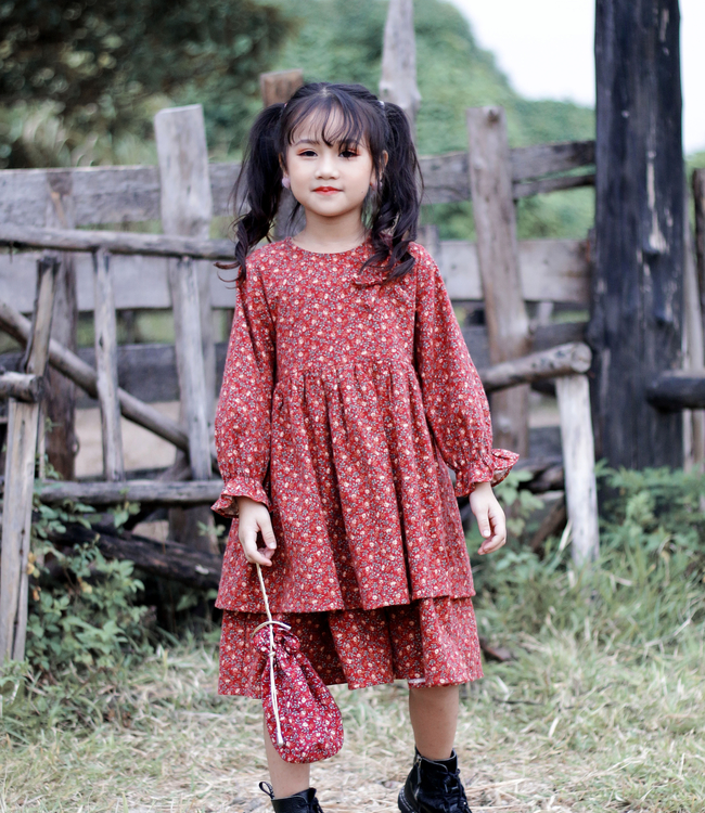 Váy hoa đỏ 2 tầng