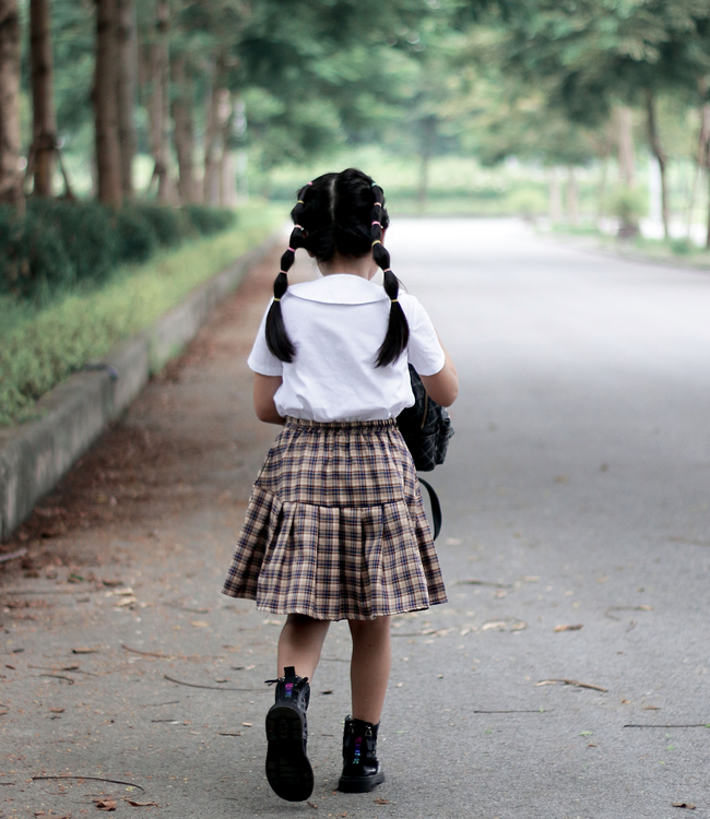 Set áo trắng + chân váy kẻ