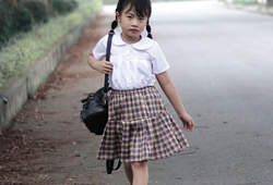 Set áo trắng + chân váy kẻ