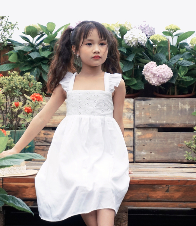 Váy trắng nơ lưng, phối ngực thêu