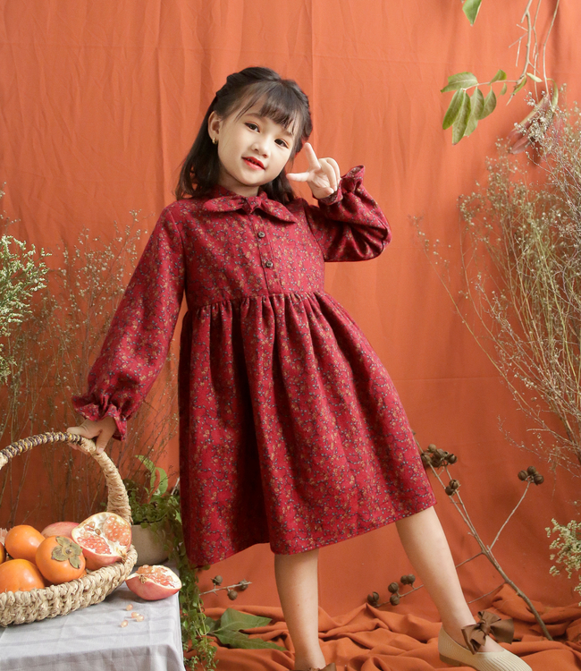 Váy hoa đỏ nơ cổ