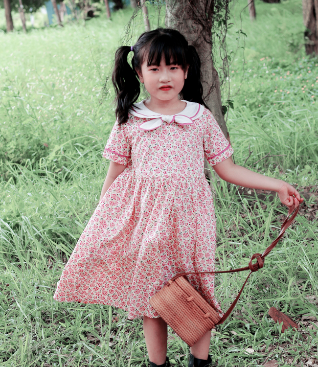 Váy  hoa hồng cổ nơ trắng