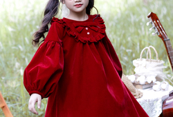 Váy nhung đỏ bèo ngực kèm nơ