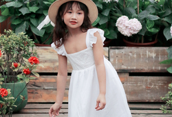 Váy trắng nơ lưng, phối ngực thêu