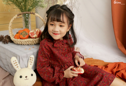Váy hoa đỏ nơ cổ