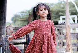 Váy hoa đỏ 2 tầng