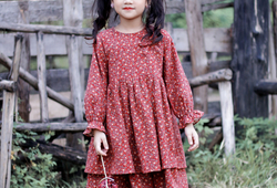 Váy hoa đỏ 2 tầng