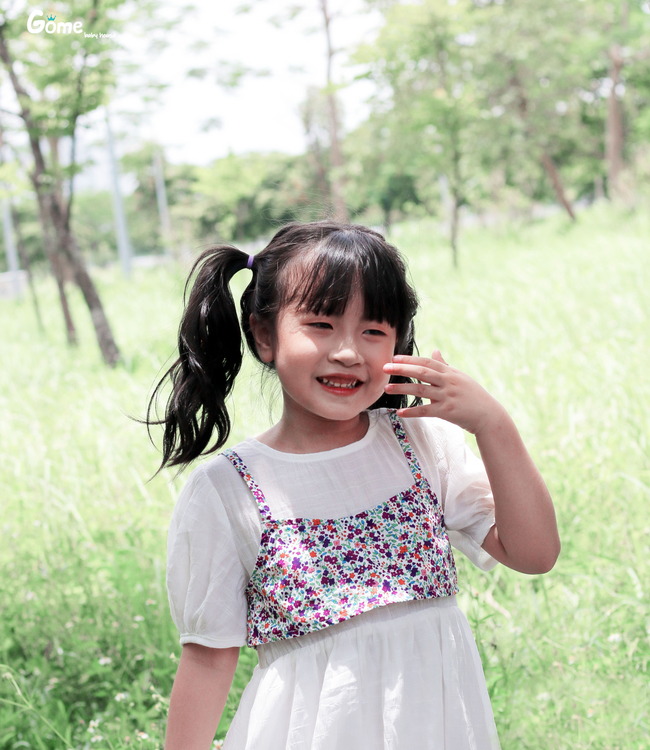 Váy trắng phối áo yếm hoa
