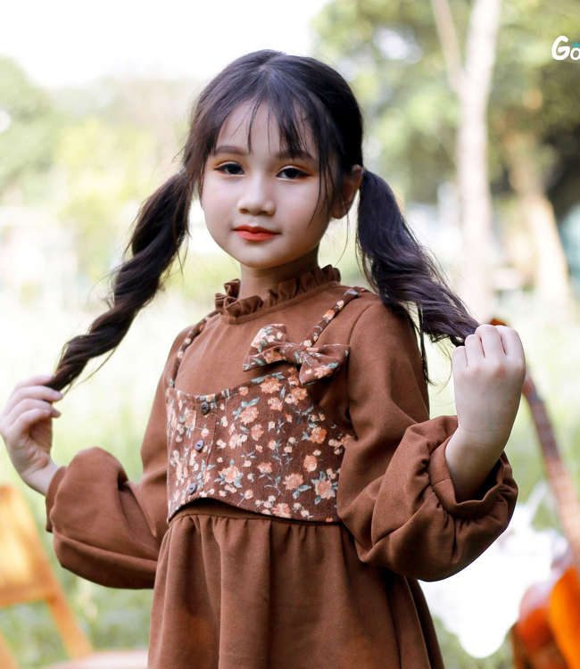 Váy nâu phối áo yếm hoa