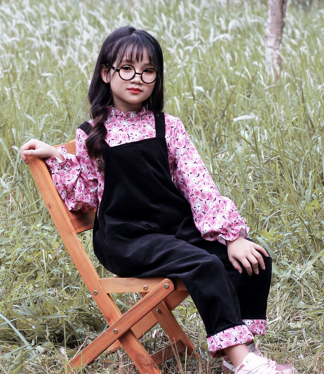 Set quần yếm đen áo hoa hồng