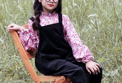 Set quần yếm đen áo hoa hồng