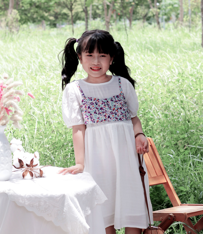 Váy trắng phối áo yếm hoa
