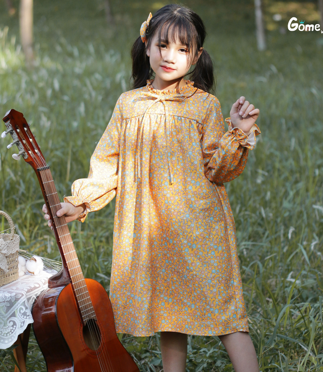 Váy hoa vàng cổ bèo