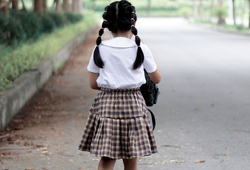 Set áo trắng + chân váy kẻ