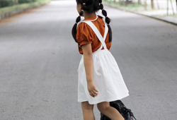 Set áo cam nâu + chân váy yếm trắng