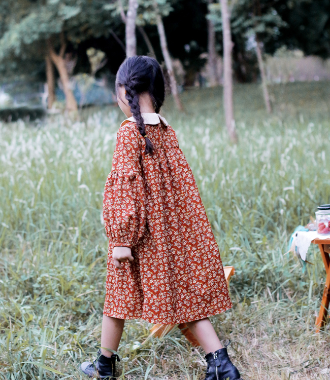 Váy hoa cam đỏ lá cổ kem