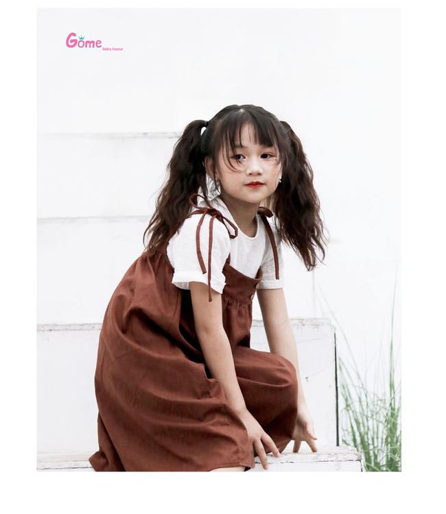Set váy yếm nâu + áo trắng