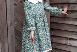 Váy hoa xanh cổ trắng