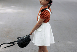 Set áo cam nâu + chân váy yếm trắng